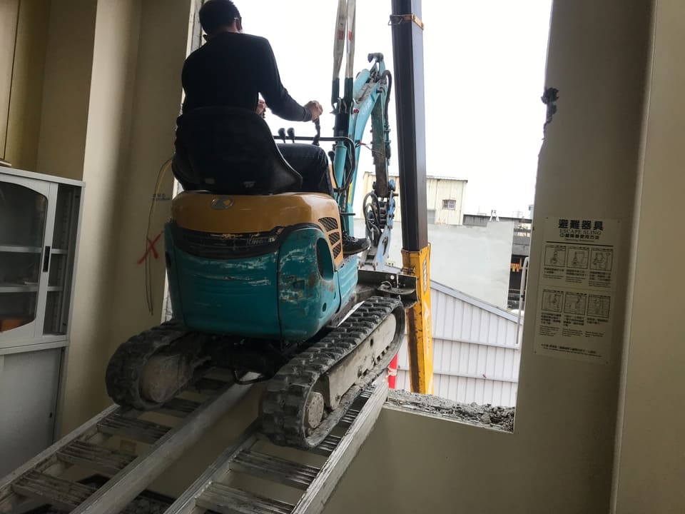 埔鹽小型怪手挖土機